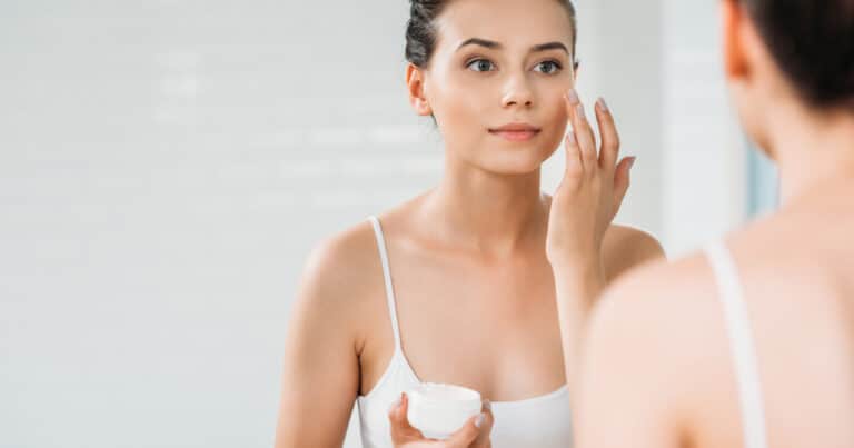 Las reglas de belleza que siguen las mujeres francesas para verse elegantes y naturales a cualquier edad