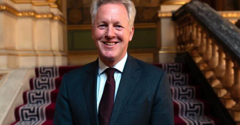El embajador británico hizo una fuerte defensa de la «prensa libre» como «esencial para la democracia»