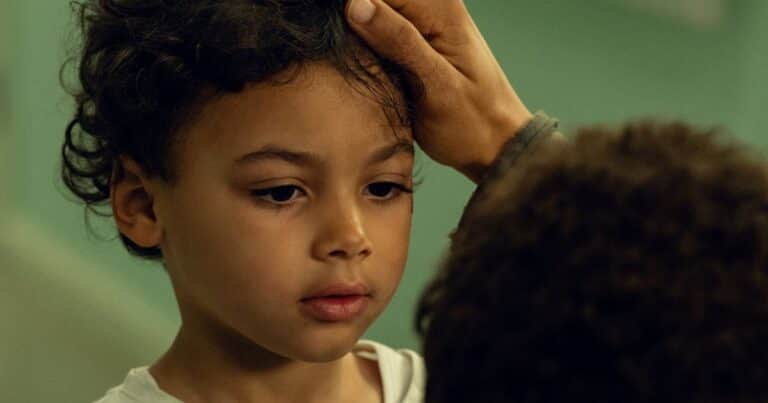 Cómo luce hoy el niño de “El testigo”, la serie número 1 de Netflix, a más de 30 años del crimen de su madre