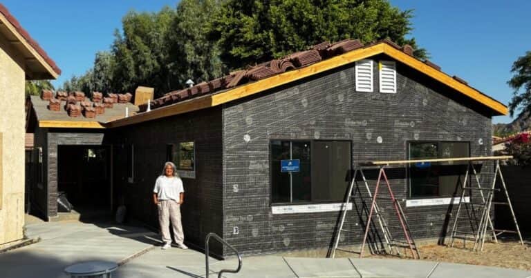 Una mujer construyó una casa de 102 metros cuadrados en su jardín para cuidar a su mamá sin quitarle independencia