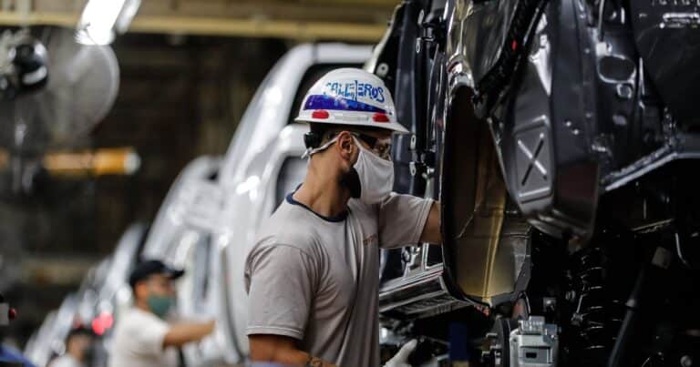 Tras el repunte del marzo, la industria y la construcción volvieron a caer en abril