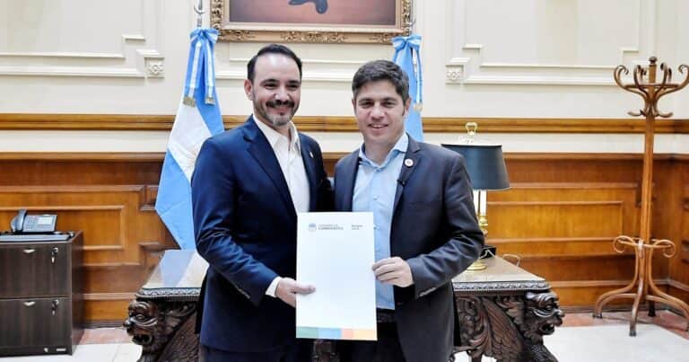 Kicillof fue a Corrientes y se mostró con el radical Valdés: habló de «consolidar la unidad de todos» los que rechazan el ajuste