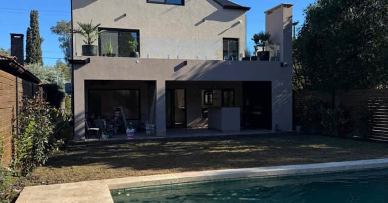 Sorpresa: mientras termina su declaración jurada, los vecinos vieron a Manuel Adorni en su casa de Indio Cua