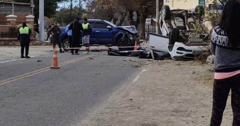 Iban a jugar un partido de fútbol y los chocó una camioneta con 457 kilos de hojas de coca: dos muertos