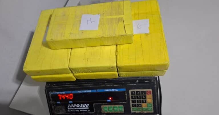 Lo pararon en un control en la autopista, salió corriendo con su mochila y lo atraparon: llevaba 7 kilos de cocaína
