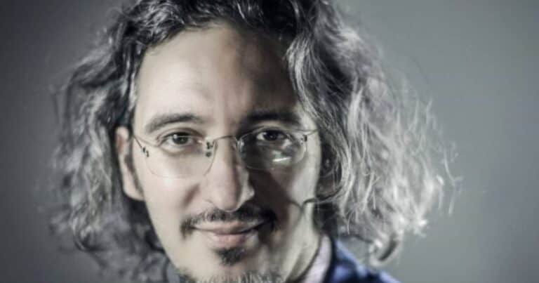 Matteo Cerri, neurofisiólogo: «La mayor parte del trabajo del cuerpo implica circulación sanguínea, el corazón en reposo bombea 5 litros por minuto, las arterias carótidas y vertebrales suministran 750 mililitros al cerebro, que equivale a 1.080 litros diarios que ascienden por el cuello, con otros 1.080 litros que regresan del cerebro al corazón a través de las venas yugulares»