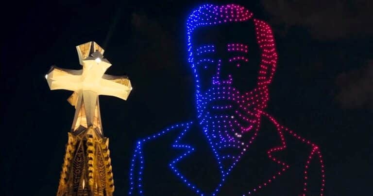 El espectacular show de drones en la bendición del papa León XIV a la Sagrada Familia: formaron la cara de Gaudí