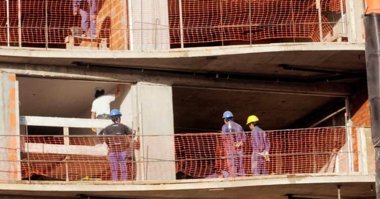 Blanqueo laboral: el plan que reglamentó el Gobierno para regularizar trabajadores y sus beneficios