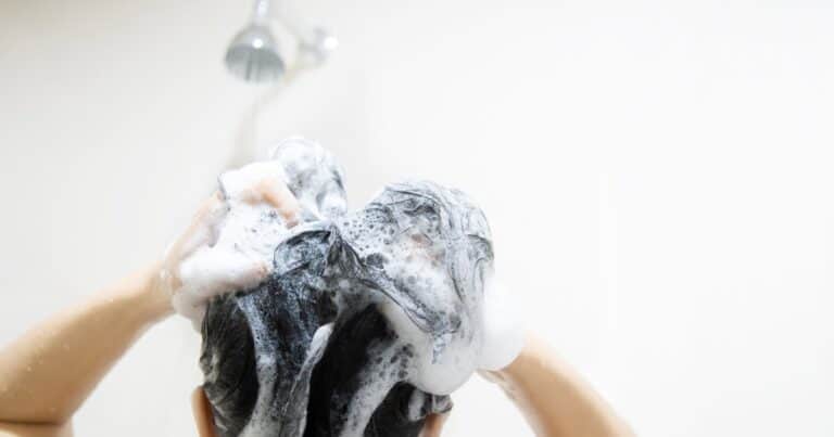 Vinagre para el pelo: cómo usarlo correctamente según dermatólogos y peluqueros sin dañar el cuero cabelludo