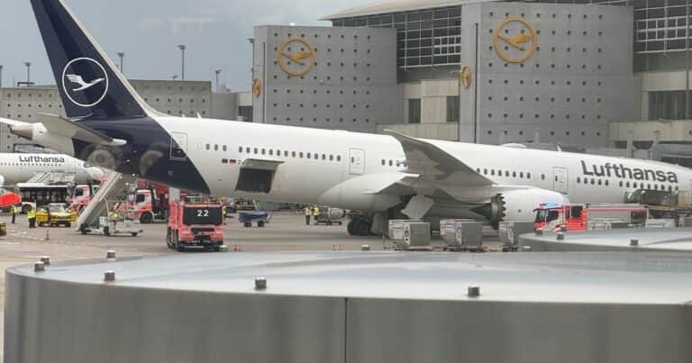 Un avión de Lufthansa colapsó mientras estaba estacionado y dejó varios heridos: el video