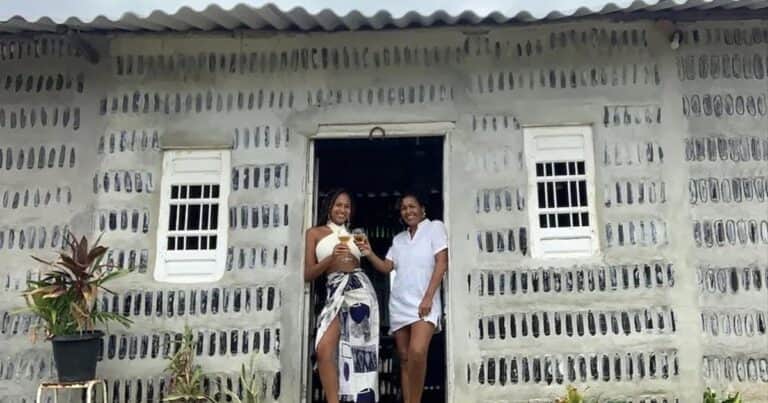 Lo que parecía basura terminó siendo una casa: madre e hija levantaron una vivienda con 8.000 botellas de vidrio