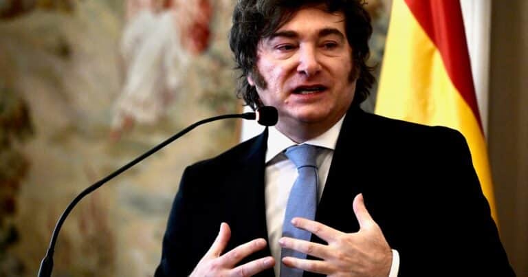 Viaje express a España: Javier Milei llega a Madrid para inaugurar los cursos de verano de una universidad y recibir una medalla