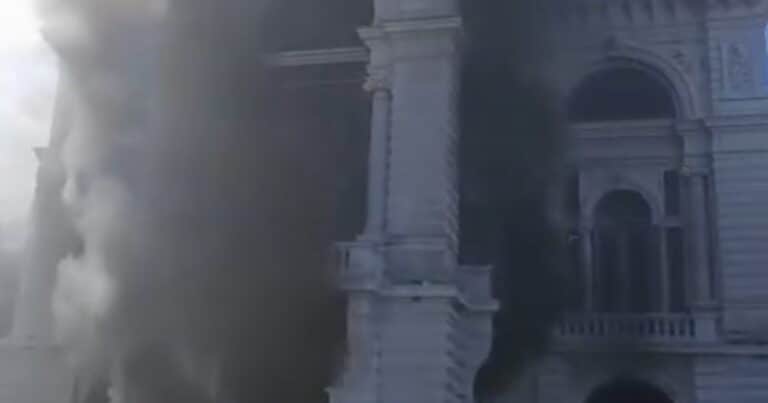 Incidentes con cooperativistas que prendieron fuego el acceso a la Municipalidad de La Plata
