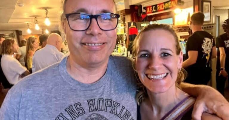 Conoció a su donante de esperma 13 años después del parto y se enamoraron: «Nuestra hija oficiará nuestra boda»