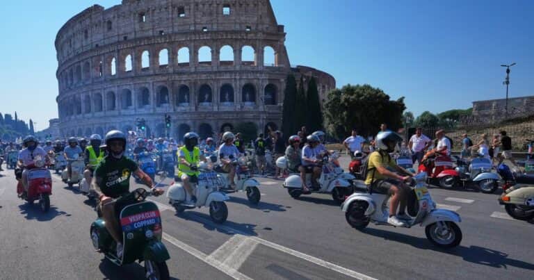 Más de 10.000 Vespas invadieron el centro histórico de Roma
