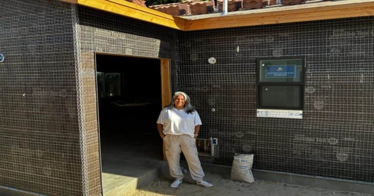 «Mi madre quería independencia, no una residencia asistida»: la familia que decidió construirle una casa en el patio trasero