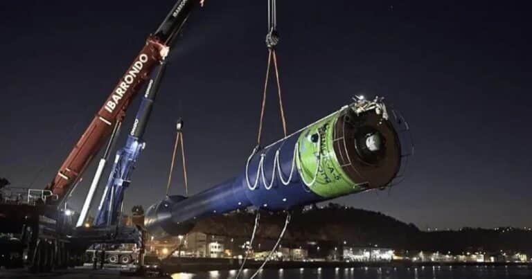 Ingenieros crearon una boya de 42 metros capaz de generar energía con las olas del mar