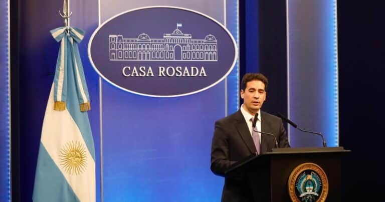 Así fue el debut del nuevo vocero Adrián Ravier: una catarata de cifras, tono monocorde, sin chicanas y el mantra «de Adorni no se habla»