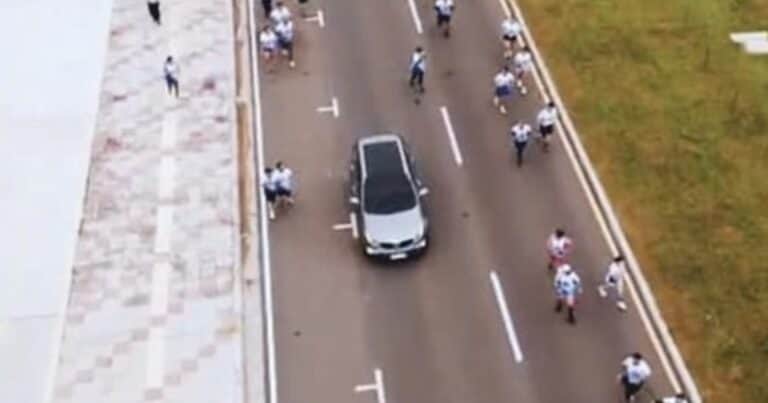 Un peligroso delincuente irrumpió en una maratón a toda velocidad para escapar de la policía, hubo un tiroteo y murió una mujer