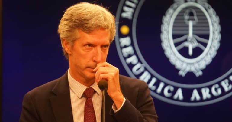 A Bausili le salen dólares por las orejas, y el regreso a los mercados se ve más cerca