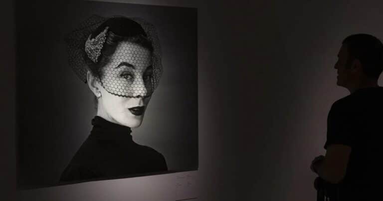 El fotógrafo que sacó la alta costura a la calle: una muestra sobre Georges Dambier en España