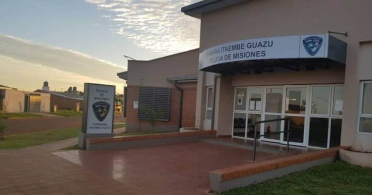 Un policía le robó la tarjeta de crédito a un detenido y se fue de compras a un shopping