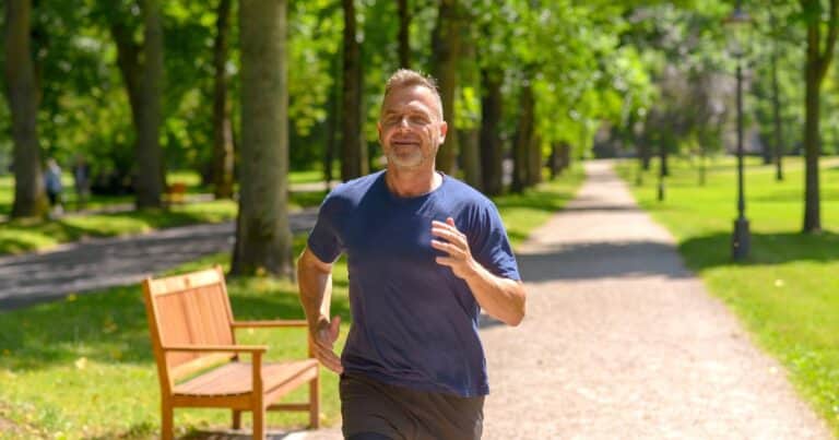 Correr cinco a diez minutos a diario reduce el riesgo de muerte cardiovascular, según un estudio