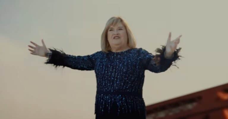 Susan Boyle reaparece en un bizarro anuncio por el Mundial 2026: canta en lo alto de un puente y «baila» breakdance