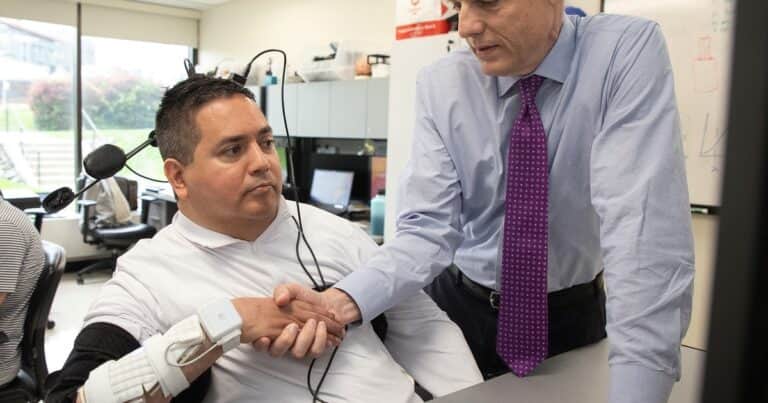 Un implante cerebral le devolvió el movimiento y el tacto a un tetrapléjico por primera vez en la historia