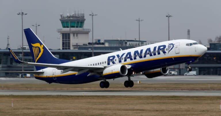 Una ventanilla se desprendió en pleno vuelo y un pasajero fue succionado: tuvo la cabeza afuera del avión y su esposa lo sujetó de las piernas