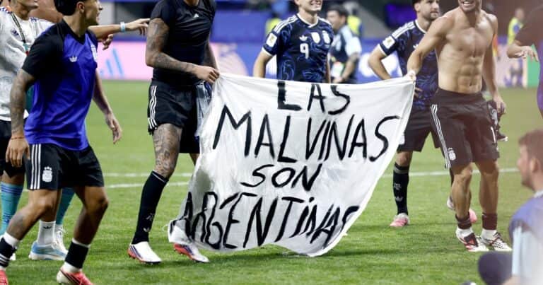 «Se acordaron de nosotros» Veteranos de Malvinas replicaron la bandera que mostró la Selección Argentina tras la victoria ante Inglaterra