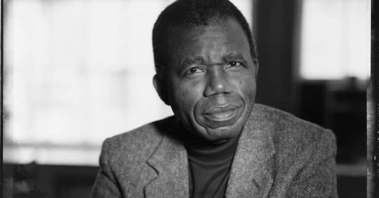 Chinua Achebe, escritor nigeriano: “Mientras los leones no tengan historiadores, las historias de caza glorificarán al cazador”