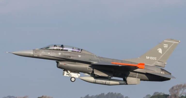 Una visita a la base de los aviones caza F-16: seguridad extrema y tecnología de «las guerras del futuro»