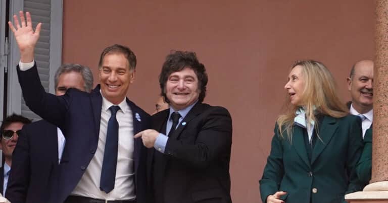 Interna oficial: por decreto, el Gobierno le saca áreas a Santiago Caputo y se las entrega a Diego Santilli