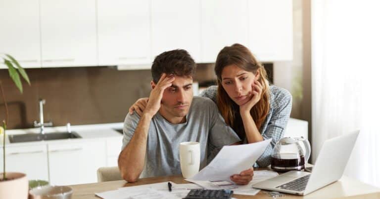 Familias endeudadas: la mora lleva 19 meses de suba y pese a los «rescates» de los bancos aún no se ve un alivio