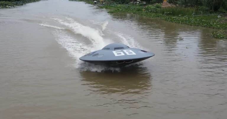 Parece un plato volador y navega por un río en Vietnam. Lo construyó una persona de manera casera, con fierro viejo y fibra de vidrio