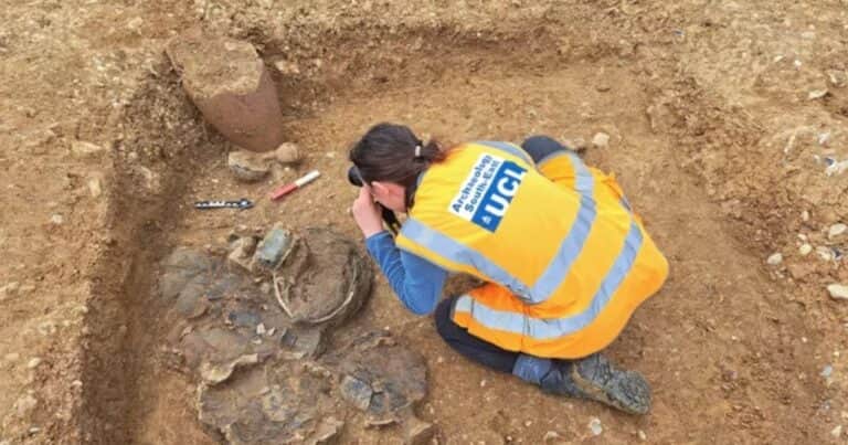 Hallan un antiguo cementerio con más de 100 enterramientos que revela el vínculo entre Britania y Roma