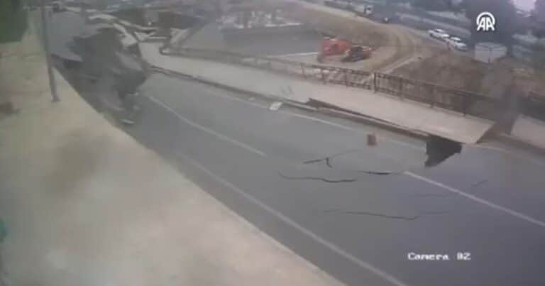 Estremecedor video: la tierra se abrió y devoró un tramo de autopista
