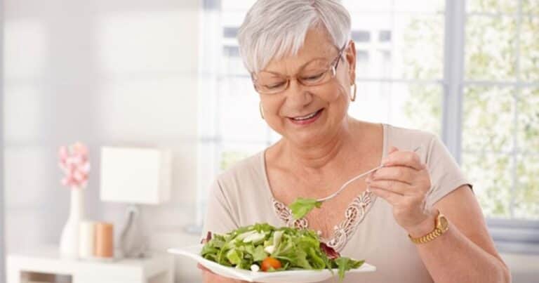 5 minutos más de sueño, 2 de ejercicio y media ración extra de verduras por día: la sencilla práctica que podría aumentar la longevidad