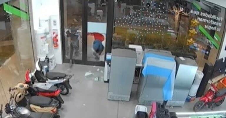 Robo en tiempo récord: 22 segundos para romper una puerta, saquear celulares de una casa de artículos electrónicos y escapar