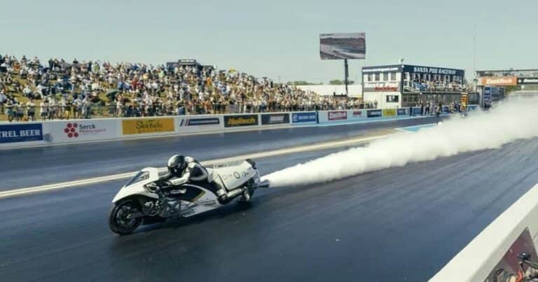 Desde Inglaterra, una moto a vapor acelera de 0 a 100 km/h en 0,4 segundos y rompe un récord