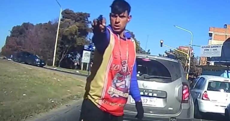 Gritos y susto en las calles de La Matanza: le apuntaron a una mujer para robarle el auto, pero logró escapar y grabó todo en video