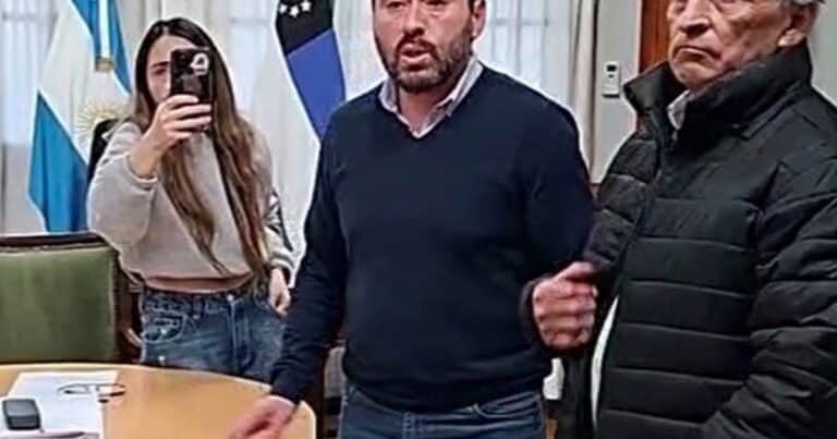 Suspendieron a un intendente libertario acusado de administración fraudulenta y peculado: denuncia un «golpe de Estado municipal»