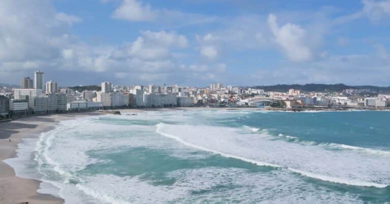 La ciudad costera de España perfecta para mayores de 70 años: kilómetros de paseo marítimo y playas urbanas