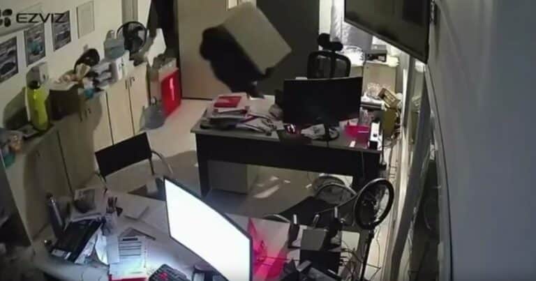 Robo relámpago en Bahía Blanca: boqueteros entraron a un local y se llevaron dos cajas fuertes en menos de tres minutos