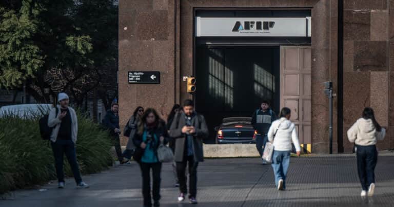 La recaudación cayó 4,8% real en junio por el desplome de retenciones y la prórroga de Ganancias