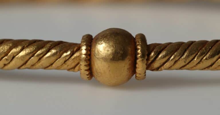En una zona boscosa de Dinamarca, un hombre encontró dos artefactos de oro de más de mil años y develó un tesoro excepcional de la época vikinga: «Es un hallazgo completamente único»