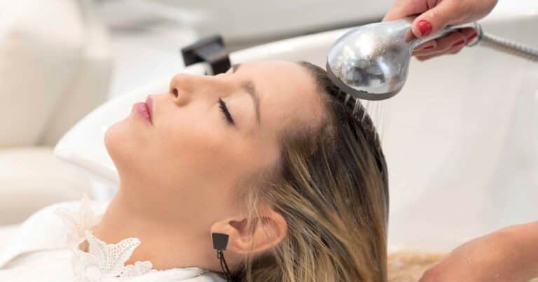 María Rogel, especialista en dermatología estética: «Los cabellos finos deben evitar champús hidratantes y densos, es mejor usar champús suaves y ligeros para dar volumen»