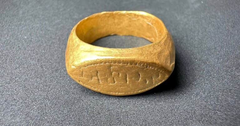 Hallaron dos anillos de oro realizados hace 2.000 años durante una excavación en Tailandia