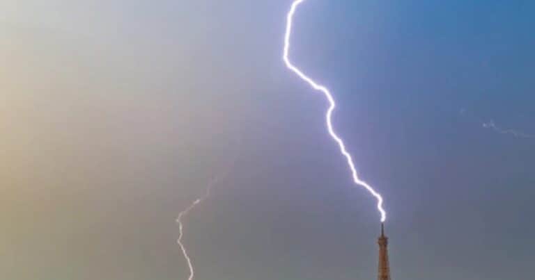 Filmaron como cayeron varios rayos sobre la Torre de Eiffel